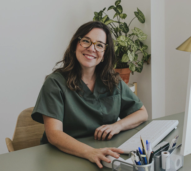 Profesional dental con ordenador